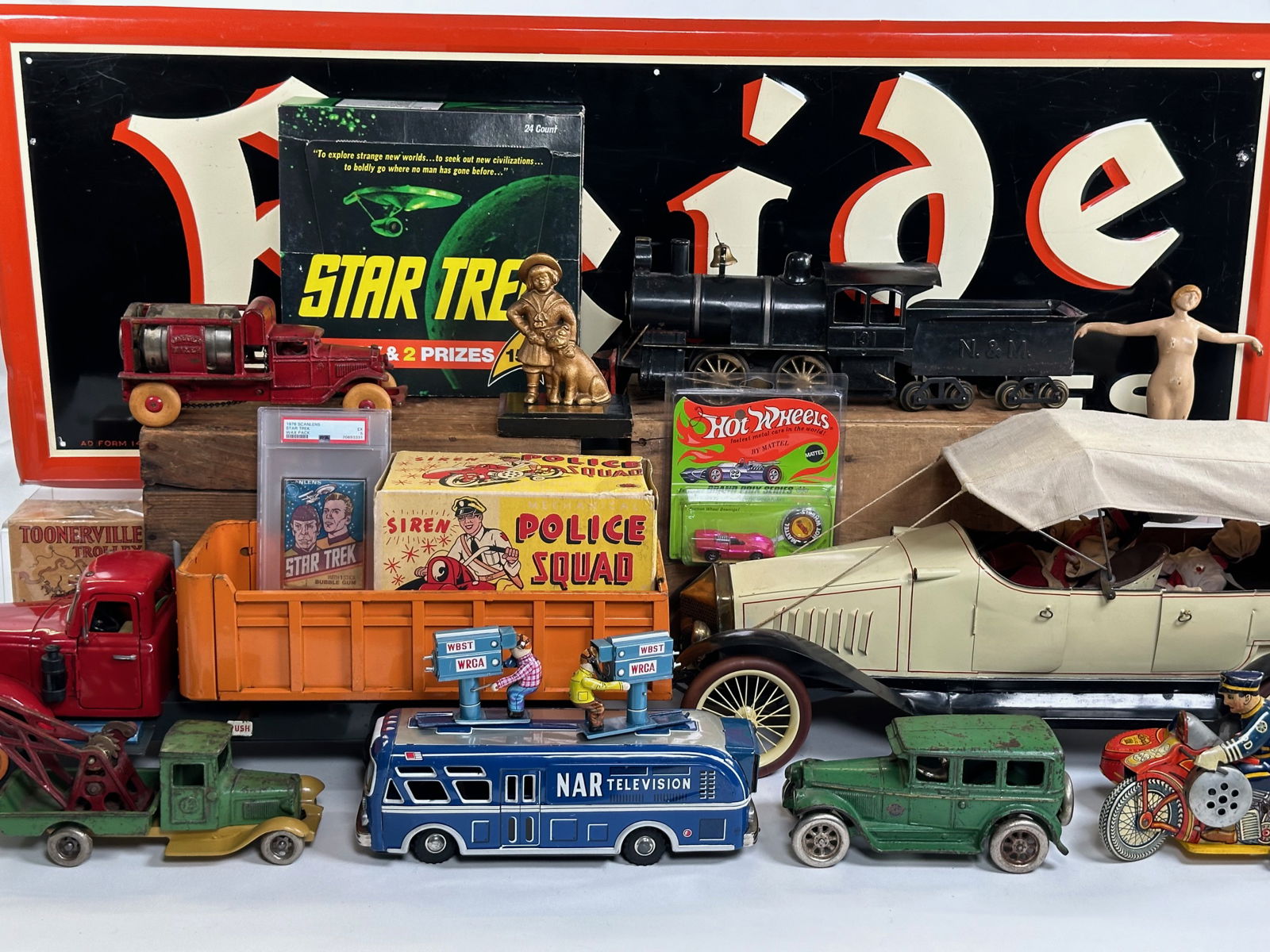 Summer Premier Toy & Sign Auction preview