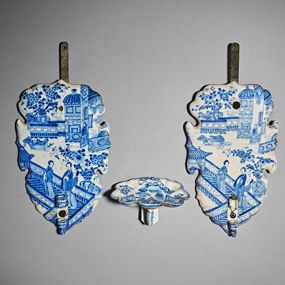 A Set of Three Extremely Rare Chinese Export Wall Plaques & Soap Dish, Kangxi Period (1662-1722)